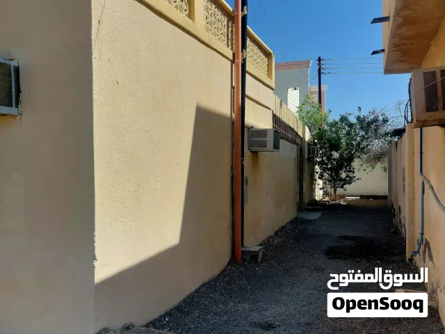 منزل شعبي للبيع مقسوم إلى قسمين بسعر ممتاز فرصة لا تعوض