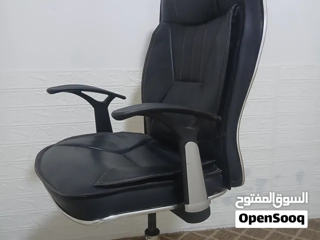كرسي مكتبي استعمال بسيط ونظيف