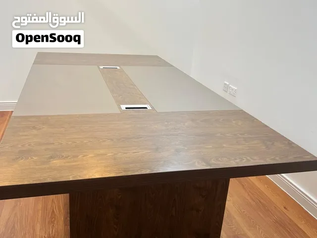 طاولة اجتماعات في حالة ممتازة ب700 درهم