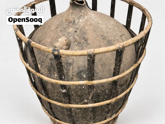 جوج قرعات واحد من الزجاج وواحدة من الفخار عمرها اكتر من 200 سنة