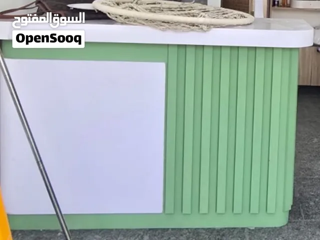 ميز ورفوف ...
