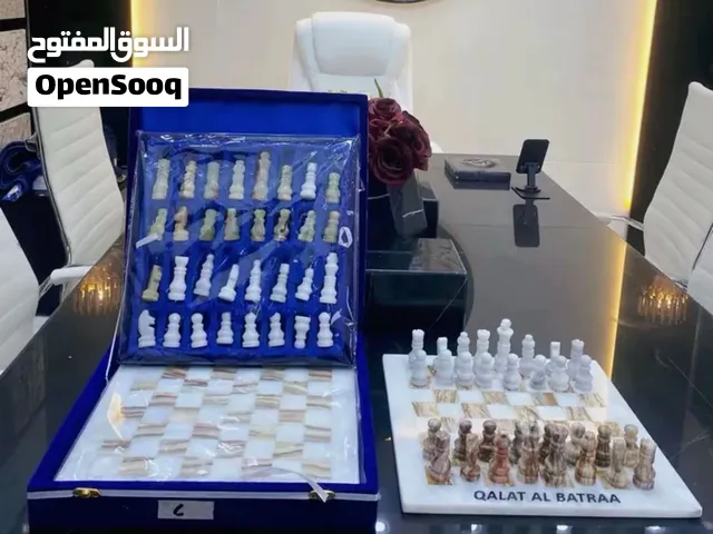 شطرنج مصنوع يدويا من رخام الأونكس الكرستالي ورخام الموغلا وايت التركي يتوفر بكميات محدودة