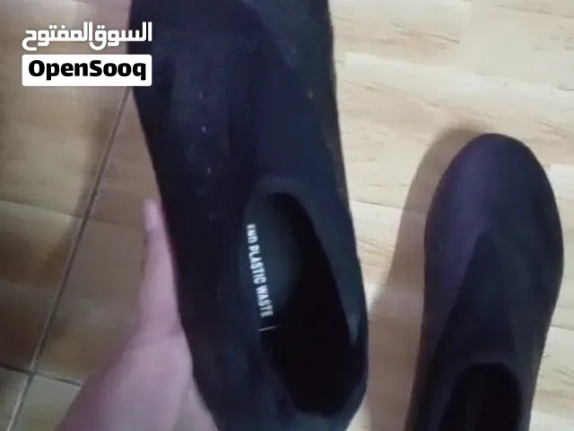 حذاء رياضي من شركة اديداس اسود (  مستخذم مرة واحدة فقط و بحالة ممتازة