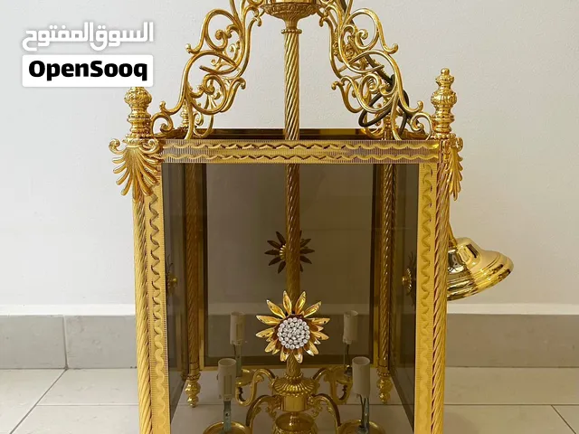 ثريا ذهبية مع إضاءة جدارية مجاناً