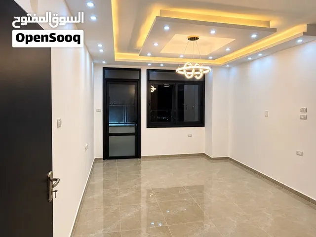 شقة لإيجار غير مفروش بيتونيا بموقع سكني ورائع كل الخدمات متوفرة لعرسان او لعالة ضغيرة