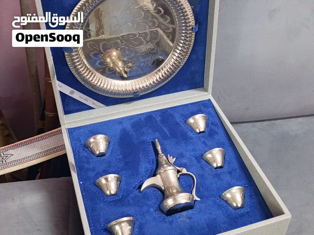 دلة مطلية بالفضة مع 6 فناجين وصحن متوسط كلهم مطليين بالفضة