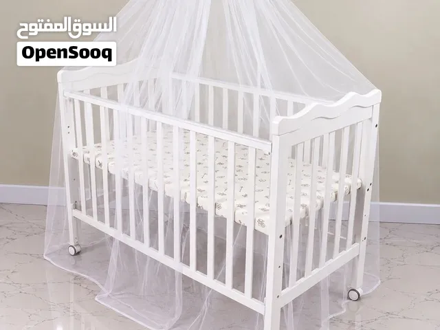 سرير اطفال مع شبك