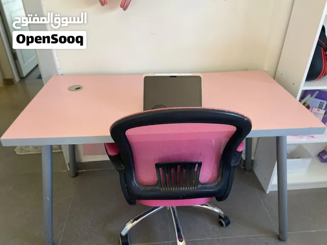 مكتبين للدراسه مع خزانة ادراج بحالة الوكاله بسعر 100 دينار فقط
