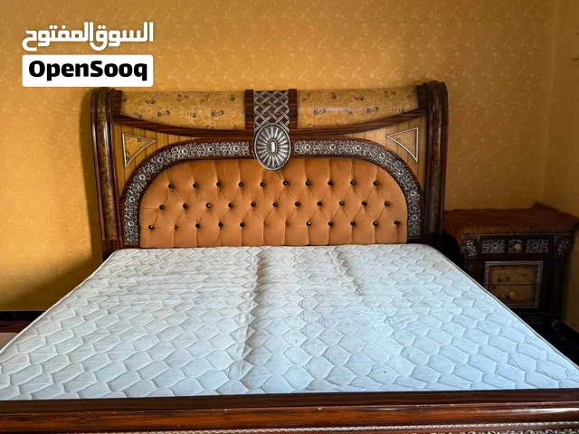 سرير نوم كبير لشخصين