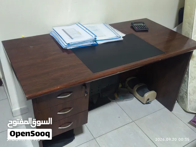 طقم مكتب خشب بحالة ممتازة + كرسي مكتب جلد مريح للبيع