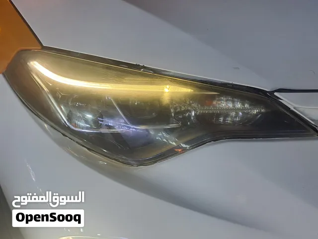 تويوتا كورولا تكسي 2018 مع الرقم ا ثلاثي مميز .