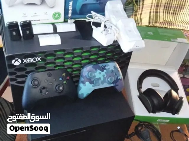 Xbox series x  مع كامل ملحقات التي في صورة و هناك حساب مجاني بيه أن أراد شاري 1350د قابل لتفاوض قليل