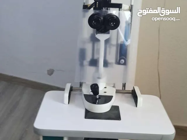 جهاز كشف عيون سليت لامب هندى بحالة جيدة جدآ مع جهاز قياس ضغط العين وطاولة كهربائية ممتازة.