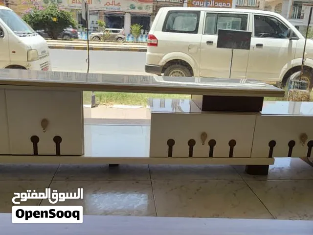 � طاولة بلازما تلفزيون فخمة وأنيقة للبيع