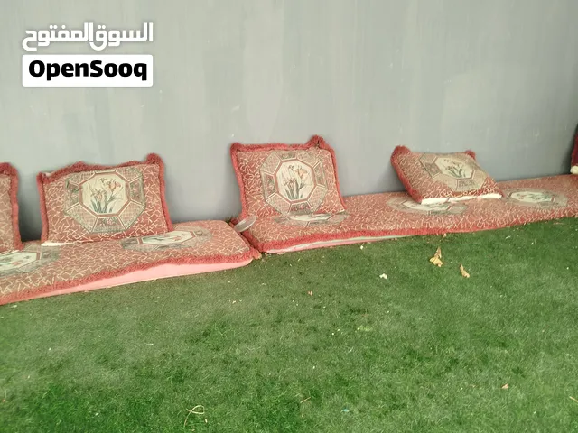 كنبات ودكي قديمة للتبرع بدون مقابل غير قابل للتوصيل