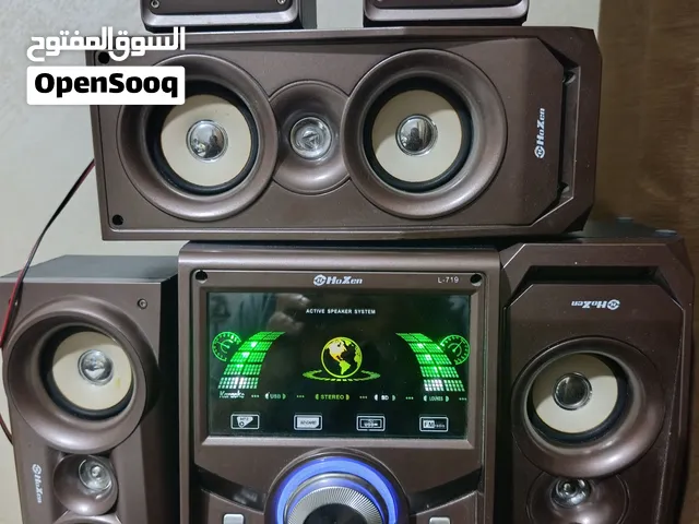 مكبر صوت مع سماعاته