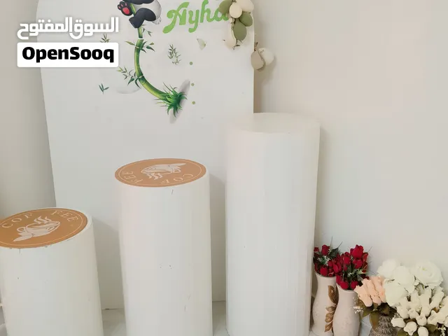 للبيع ستاند مع ثلاث طاولات واربع مزهريات..