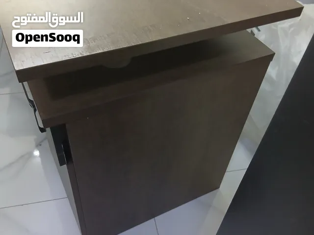 طاولة مكتب وطاولة شاشة والواح سقف مستعار مع الاضاءة للسقف للبيع بداعي السفر؟