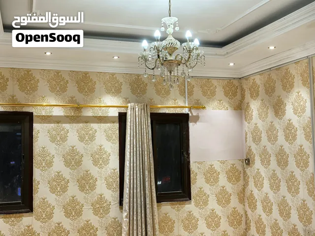 شقة كبيرة مطلة على الشارع العام بسعر مغري جدا في الحيل الجنوبية
