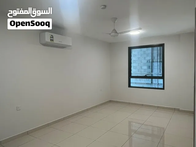 شقه للايجار في مسقط، المعبيله تتكون من 2 غرف نوم وصاله ومطبخ و 3 دورات مياه، بالقرب من جميع الخدمات