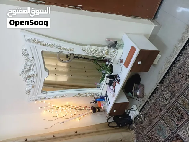 طاوله قنصل مع مرایه مع مزهریه مع اضا