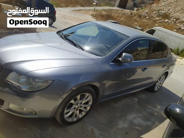 سكودا سوبيرب 2010 للبيع سكودا سوبيرب موديل 2010 لون رمادي عدد الركاب 4+1 غرفة بيج كراسي جلد تدفئة