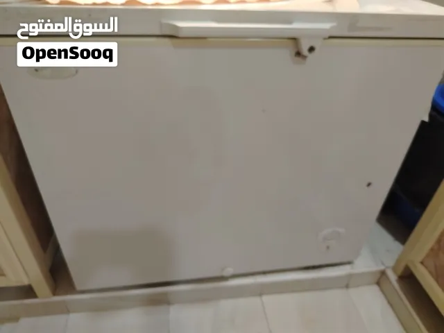 فريزر أفقي بحالة جيدة جدا  30د.ك.