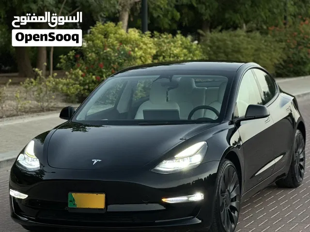 سيارة تسلا موديل 3 بيرفورمانس2023 ، الفئة الرياضية الأعلى أداءً، بمحركين كهربائيين