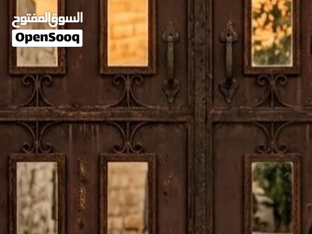 للبيع باب خارجي درفتين حديد طبقتين مستعمل يمكن ترميمه وتجديده