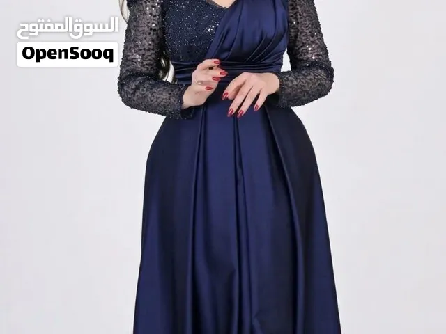 فستان سهرة بتصميم راقي، بلون نيلي ملكي ساحر، مع أكمام مطرزة وتفاصيل قياس 52 طول 165 بسعر مناسب