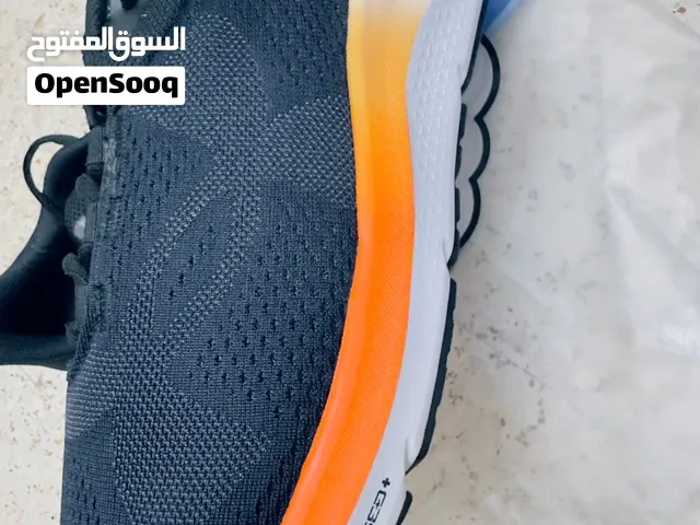 under Armour خذاء رياضي للرجال