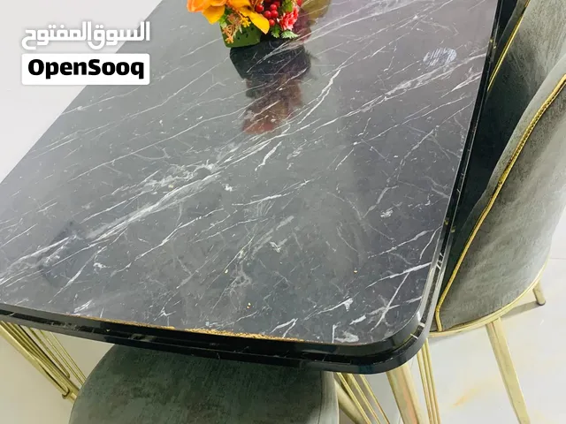 طاولة مع 4 كراسي للبيع
