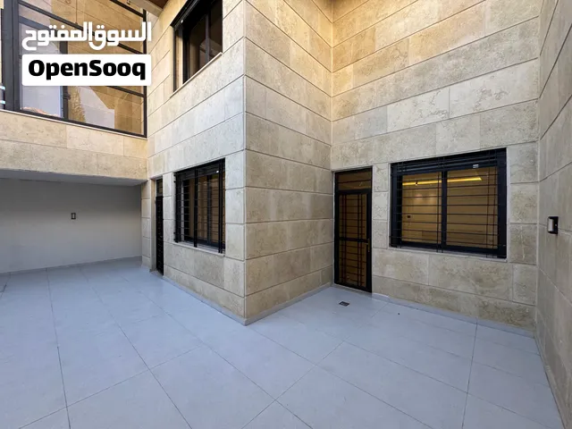 شقة شبه أرضية فاخرة جداً في البنيات طريق المطار بمواصفات متكامله وتصميم يدعم اسلوب الحياة العصري