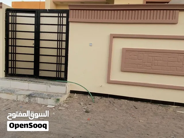 بيت في حي بغداد للبيع مساحة 150 موقع جدآ مميز بناء طابوك غرفتين وصالة واستقبال وحمام خارجي وداخلي