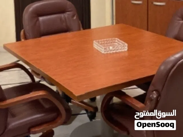 اثاث مكتب فاخر كما هو بالصوره مكتب كامل مع كراسي عدد 2  +طاوله اجتماعات مع كراسي عدد4 صناعه بلجيكي