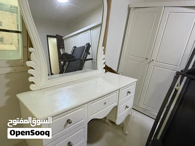 بسعر رخيص جدا حاله ممتازة جدا استعمال بسيط  تسريحه وكراسي ملكيه مع وساداته و طاولات وادراج جانبيه