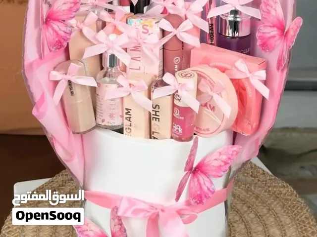 أهلًا وسهلًا متوفر عنا بكجات هدايا، ملابس، ميك أب، أجهزة، وهدايا متنوعة. إذا حابة تشوفي المنت