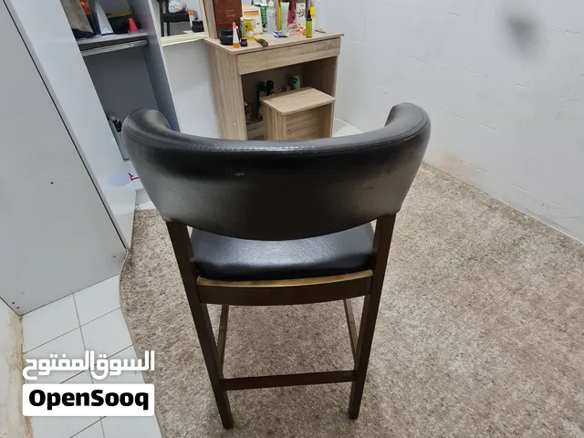 كرسي جلد.عدد 2 بحالة ممتازة و3 كراسي قماش الجميع بحالة ممتازة للبيع خلال شهر..