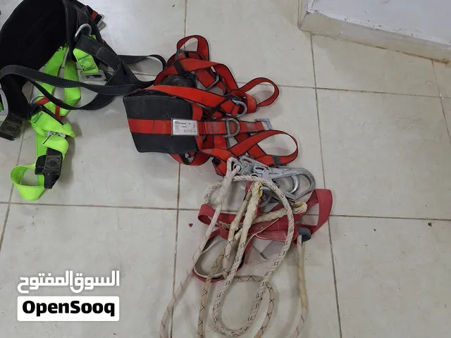معدات وأحزمة أمان للعمل بارتفاعات وقشاطات سلامة مهنية