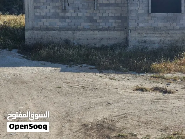 مخازن عليها شقه مبنيم