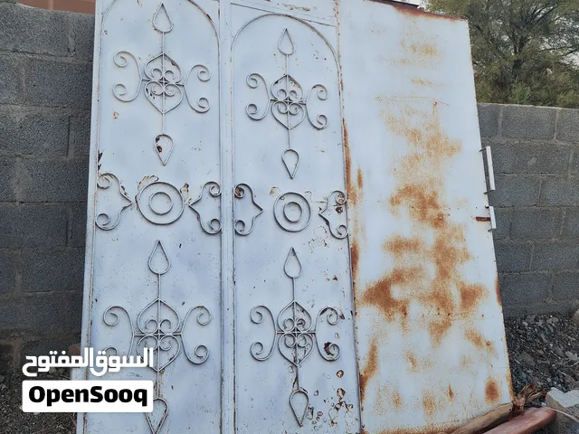 للبيع دروازة حديد مال اول يحتاج صبغ فقط..