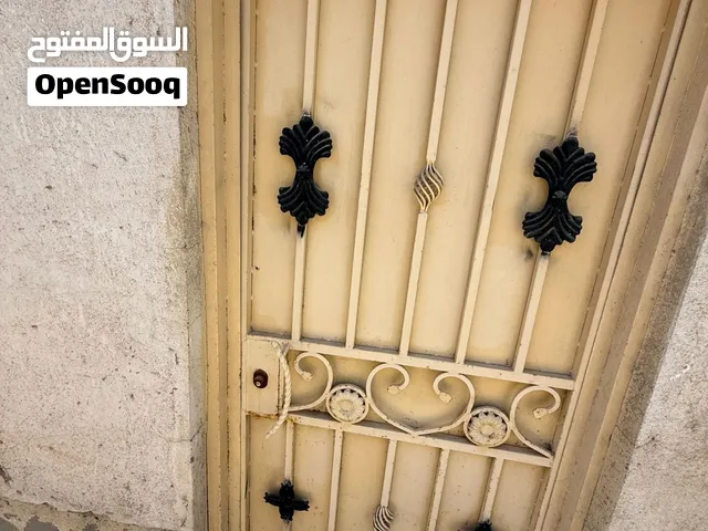 أبواب خشب وأبواب حديد وبين السقف