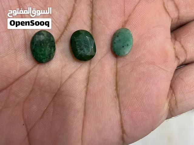 احجار زمرد طبيعي غير معالج عرض لمده محدوده