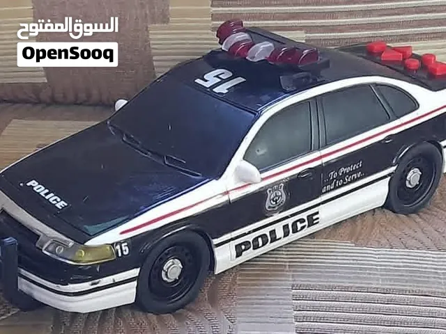 لعبة امريكية على شكل سيارة شرطه اضواء واصوات ومشي للامام و الخلف مع مؤثرات صوتية و ضوئيه تعمل على بط