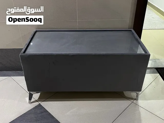 طاولة كنبة مع غطاة قزاز بحالة ممتازة