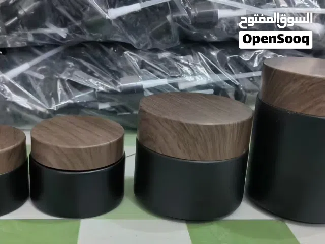 (للبيع) زجاجات فارغة و جديدة لإستخدام منتجات مثل الكريم أو زيوت إلى 10,000 AED