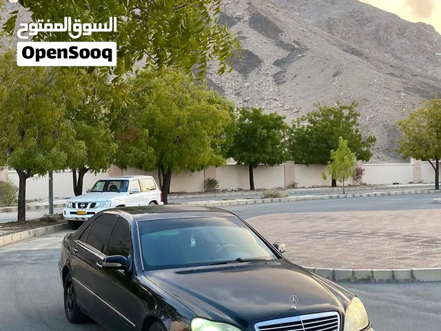 مرسيدس بنز الفئة-S 2001 براكب 3,000 سي سي مع تأمين شامل وميزات فاخرة