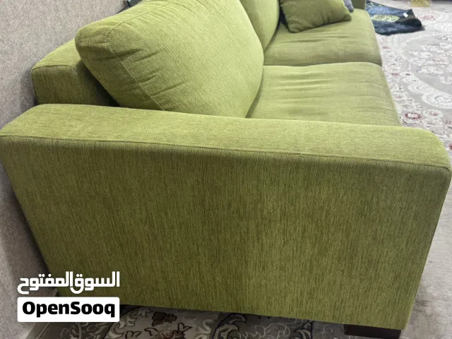 كنبه قماش تنفع مقاعد لاربع اشخاص وتنفع سرير لشخصين ولونها اخضر زيتي