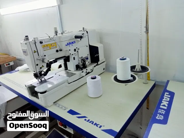 معمل متكامل يضم كل ما تحتاجه ك محل خياطة يوجد 2 مكائن خياطة لم تستخدم الى الان