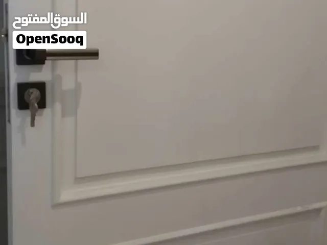 نجار لتركيب و صيانة وفك ابواب و نوافد و دواليب لوح وغرف نوم وكل مايتعلق بالنجارة